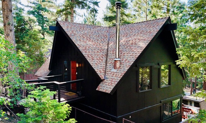 Big Bear Lake Cabin | TreeLicious | Jacuzzi, Cozy Chalet close to Slopes
