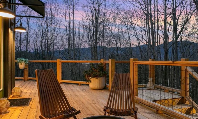 Waynesville Cabin | Treetop~LUXURY~Views~3 KING Suites~Modern~Minimalist~HOT TUB~Close to Downtown