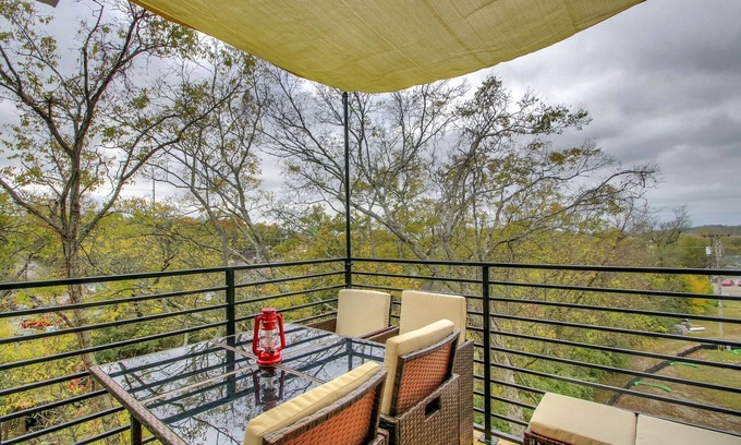 Talbot's Corner House | Treetop Terrace - 3 miles to stadium and downtown!