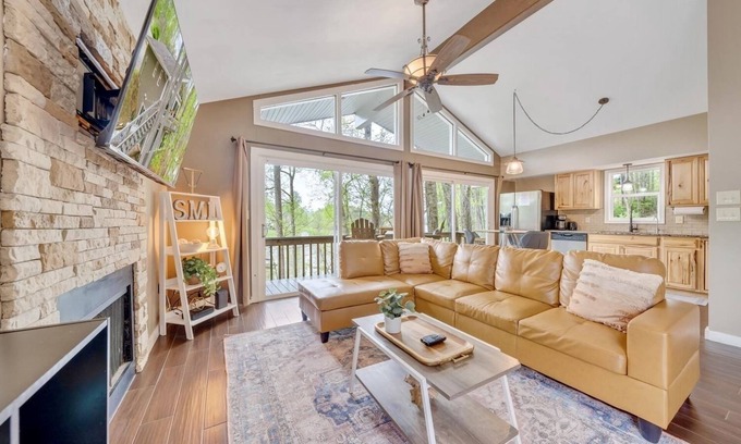 Moneta Cabin | Treetop & Waterfront! Quiet Cove, Hot Tub, Kayaks, Game Room and more