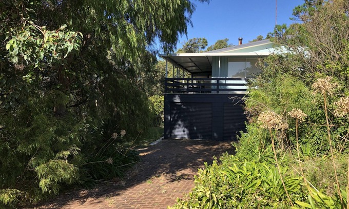 Augusta House | Treetops - a riverside refuge with treetop aspect and river access