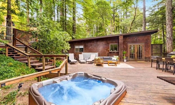Cazadero Cabin | TreeTops Bungalow ~ Spacious and Spacious 2 Bedroom, Hot Tub, Woof!