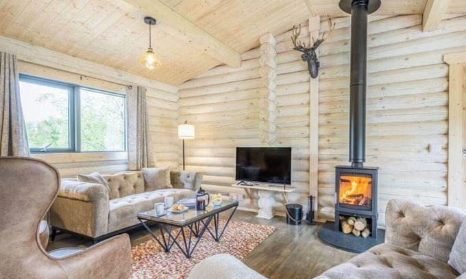 Rockcliffe Cabin | Treetops Luxury Log Cabin - Hot tub, BBQ & Sauna