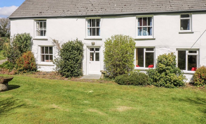 Helford Passage Cottage | TREGITHEY FARMHOUSE, family friendly, with open fire in Manaccan