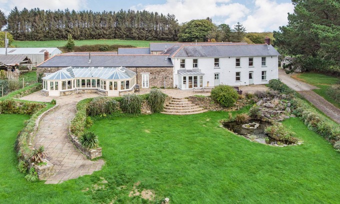 Truro Cottage | TREGONINNY VINEYARD AND WOODLAND FARMHOUSE in Tresillian