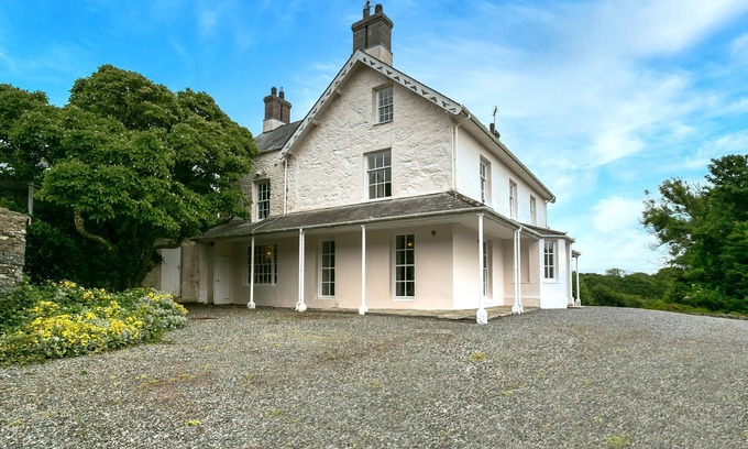 Bodedern Cottage | Treiorwerth - a dog that sleeps 15 guests in 7 bedrooms