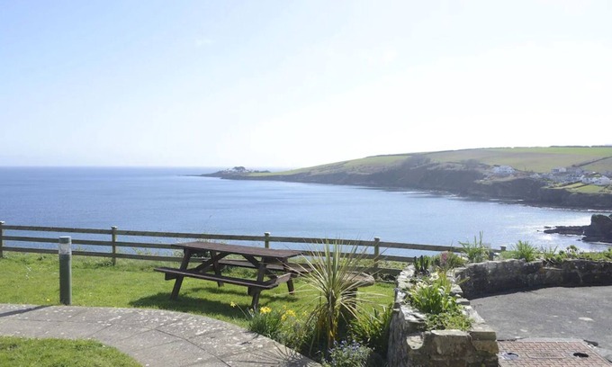 Portmellon Apartment | Treloen Apartment 3 - Clifftop Apartments in Mevagissey with 'Wow' seaviews