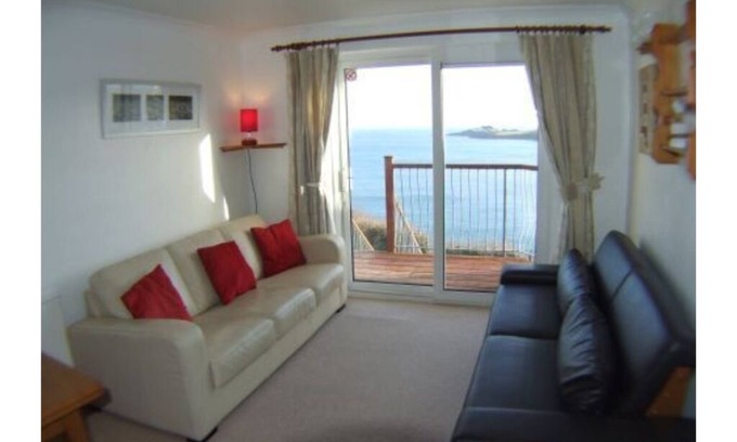 Portmellon Apartment | Treloen Apartment 6 - Clifftop Apartment in Mevagissey with 'Wow' seaviews