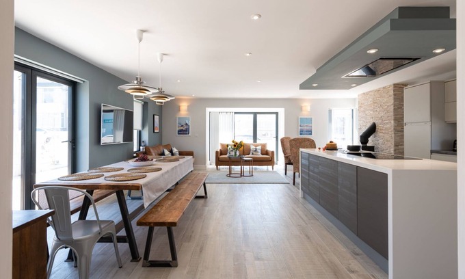 Rhosneigr House | Trem Y Don - A beachside holiday home for 10 guests