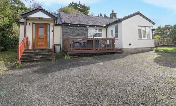 Ffestiniog Cottage | TREM Y DYFFRYN, pet friendly, with hot tub in Llan Ffestiniog