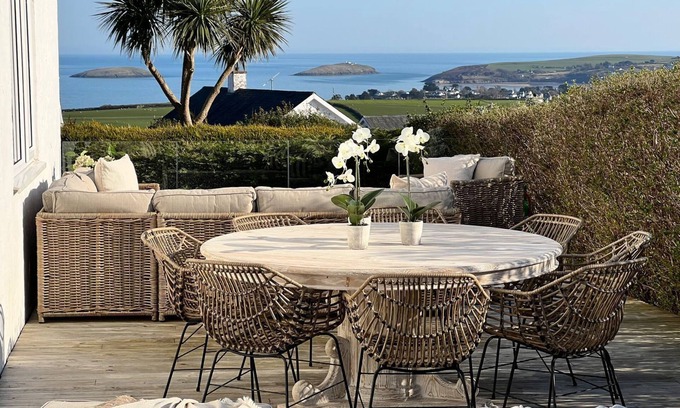 Mynytho House | TREM YNYS (3 BED), luxury holiday cottage, with hot tub in Abersoch