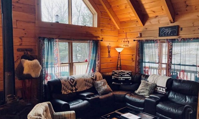 Wilmington Cabin | Trending Family Retreat- Deck-Pvt. Hot Tub -Clubhouse Pool, Game Room