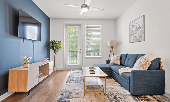 Arlington Apartment | Trendy 1BR Apt/King Bed/Pool/Gym/Clse to Beach