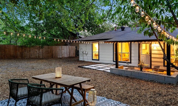South Manchaca House | Trendy 2 BDR Whole Home in South Austin – Min to South Congress and South Lamar