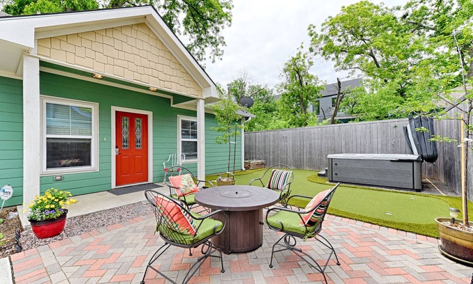 Oak Cliff House | Trendy 2 BR Bishop Arts District House: Hot Tub Spa, Putting Green, Gardens