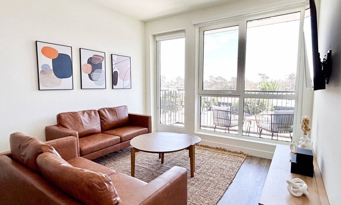 Downtown Apartment | Trendy 2BD2BA Apt in Santa Monica