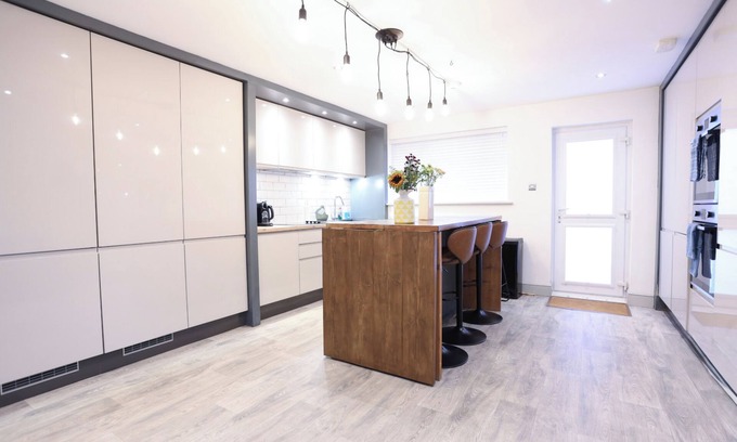 Southville House | Trendy 6-Bedroom Bristol Home | Spacious Group Stay by North St & City Centre