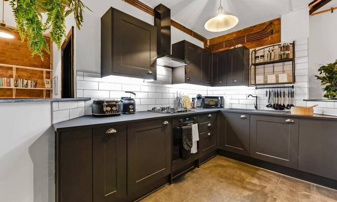 Victoria Apartment | Trendy, Arty, 3BR in Heart of Hipster Hackney!