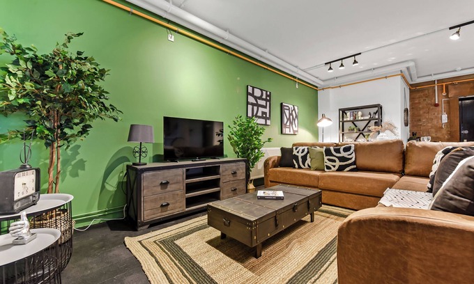 Victoria Apartment | Trendy, Arty, 3BR in Heart of Hipster Hackney!
