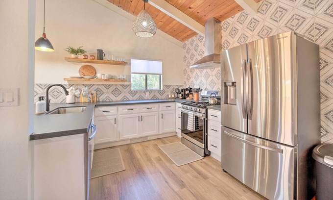 Cottonwood Cottage | Trendy Digs w/Yard Games, Fire Pit & Grill!