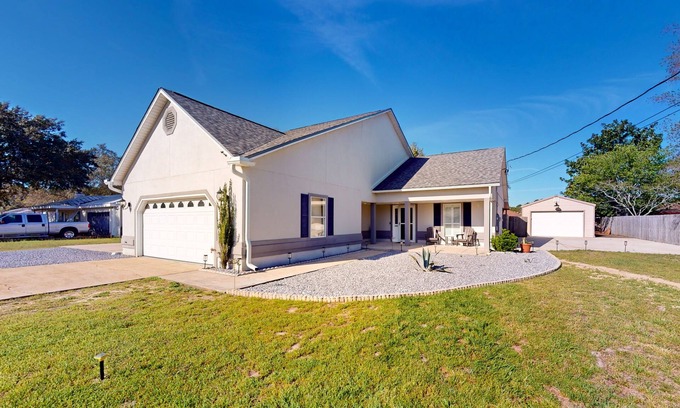 Navarre House | Trendy home with huge backyard, private hot tub, screened porch, & game room