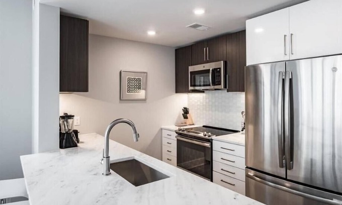 Woodmont Triangle Apartment | Trendy Neighbourhood | Bethesda MD | Near NIH & Metro by GLS