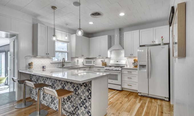 Bellville House | Trendy & Posh! Your smalltown retreat awaits!