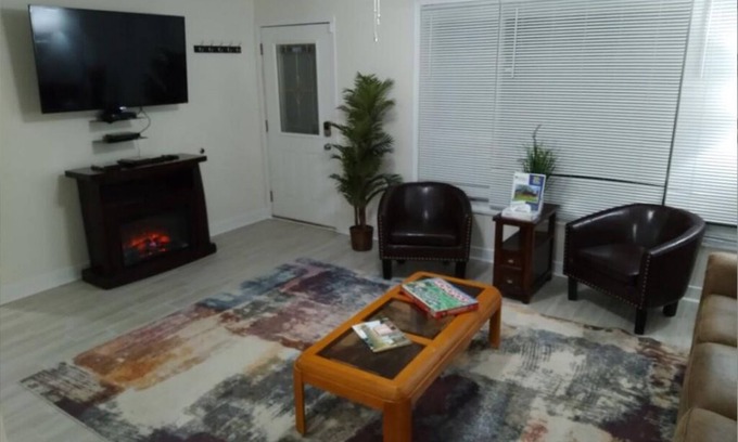 Russell House | Trendy! Pro Cleaned, Self Check In - Sleeps 10