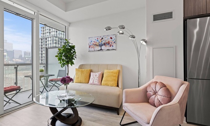 Old Town Condo | Trendy Resorts-Style Condo + Pool + Gym + Parking!
