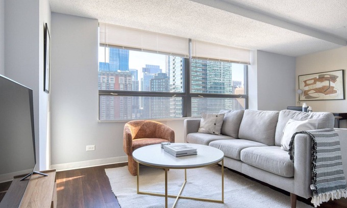 Streeterville Apartment | Trendy Streeterville Studio w/Pool & Gym, nr Navy Pier, by Blueground