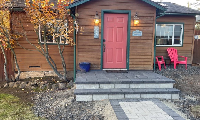 River West Cottage | Trendy West Side │Walk to Breweries & Food Carts │Hot Tub │Fenced Outdoor Space