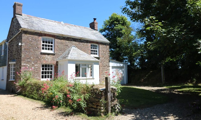 Wadebridge Cottage | TRENOUTH COTTAGE, pet friendly, with a garden in Padstow