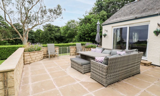 Helford Passage Cottage | TRENOWETH SEA VIEW, pet friendly, with a garden in St Keverne