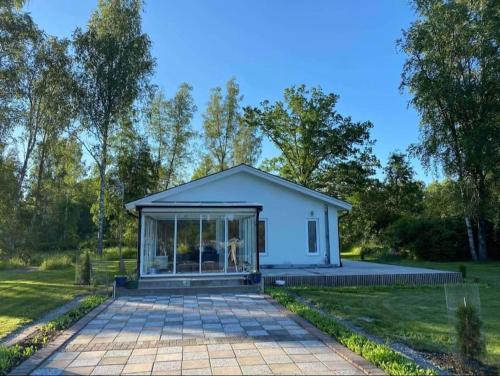Rimbo Villa | Trevlig stuga med uteplats