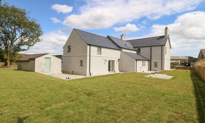 Mynytho Cottage | TREWEN, pet friendly, with open fire in Sarn Meyllteyrn