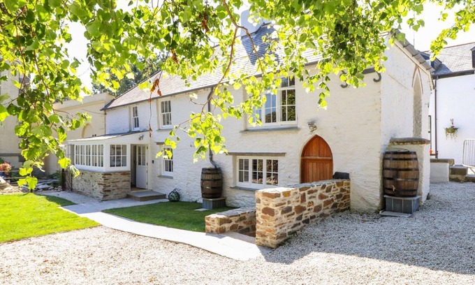 Mylor Churchtown Cottage | TREWINCE MANOR COTTAGE, pet friendly, with pool in Portscatho