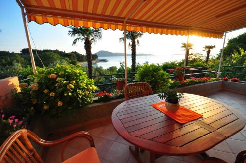 Prvic Luka Apartment | TRI PALME