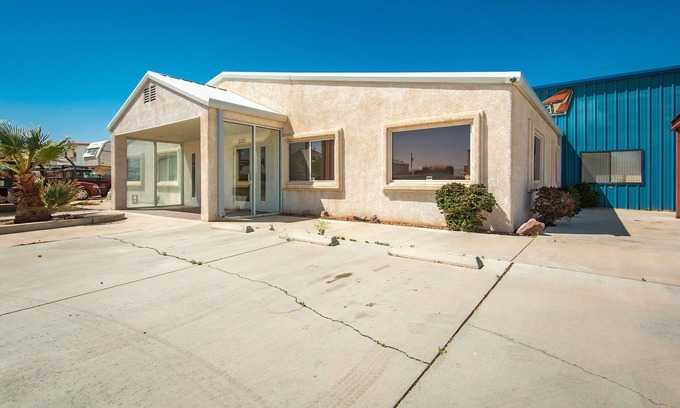 Fort Mohave House | Tri-State Executive 3-B Suite, free parking onsite