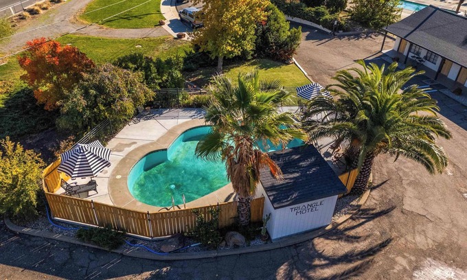 Red Bluff Hotel | Triangle Motel