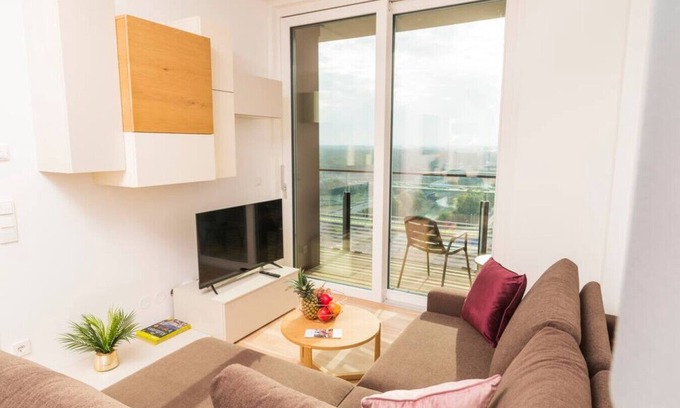 Erdberg Apartment | Triiiple Tower Apartments with Summer-Rooftop-Pool