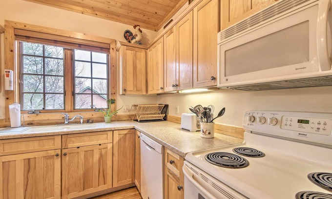 Cashiers Condo | Trillium Links Condo w/Deck Near Lake Glenville!