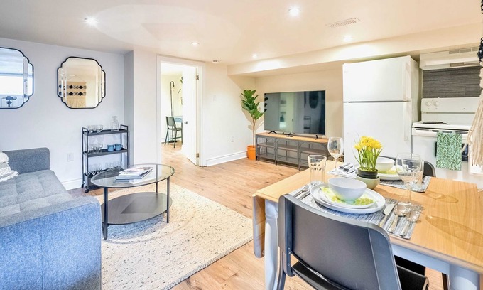 Beaconsfield Village Apartment | Trinity Bellwoods Apartment - Near the Park!