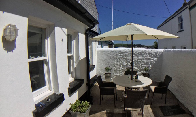 Appledore Cottage | TRINITY COTTAGE. Charming historic cottage just off the Quay in Appledore.