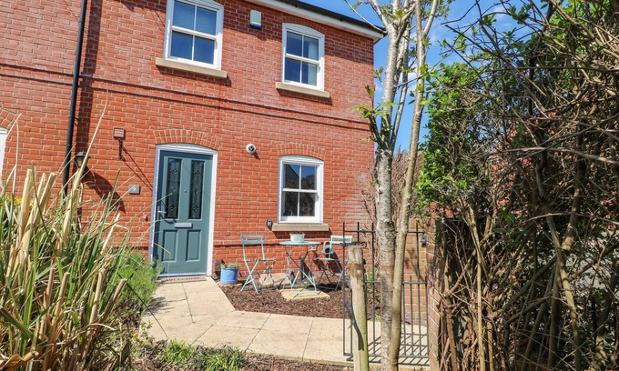 Christchurch Cottage | TRINITY COTTAGE, pet friendly, with a garden in Christchurch