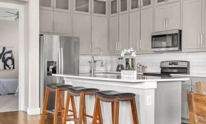 West Dallas House | Trinity Groves Retreat | Large Modern 5 BR Home