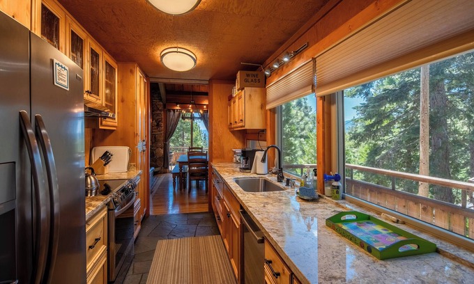 Lake Forest House | Trinity Tree House- Hot Tub- SKi Bum Stop/SAUNA