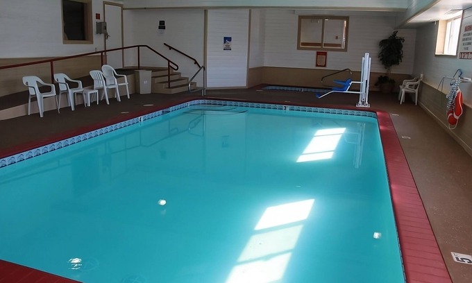 Ontario Hotel | Trip to Oregon On The Budget! Indoor Pool, Pets Allowed, Free Breakfast