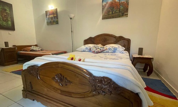 Saint-Joseph House | Triple room with breakfast