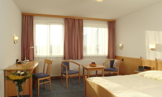 Loretto House | Triple room with shower or Bathroom, toilet - Airporthotel Salzburg