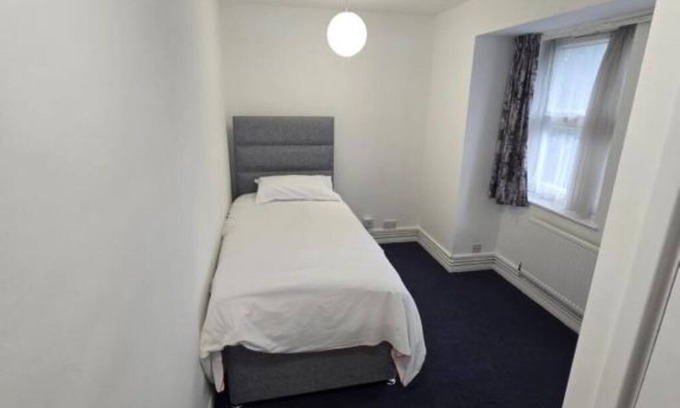 Leeds Apartment | Triple Room with Shower – Ideal for Small Groups or Families